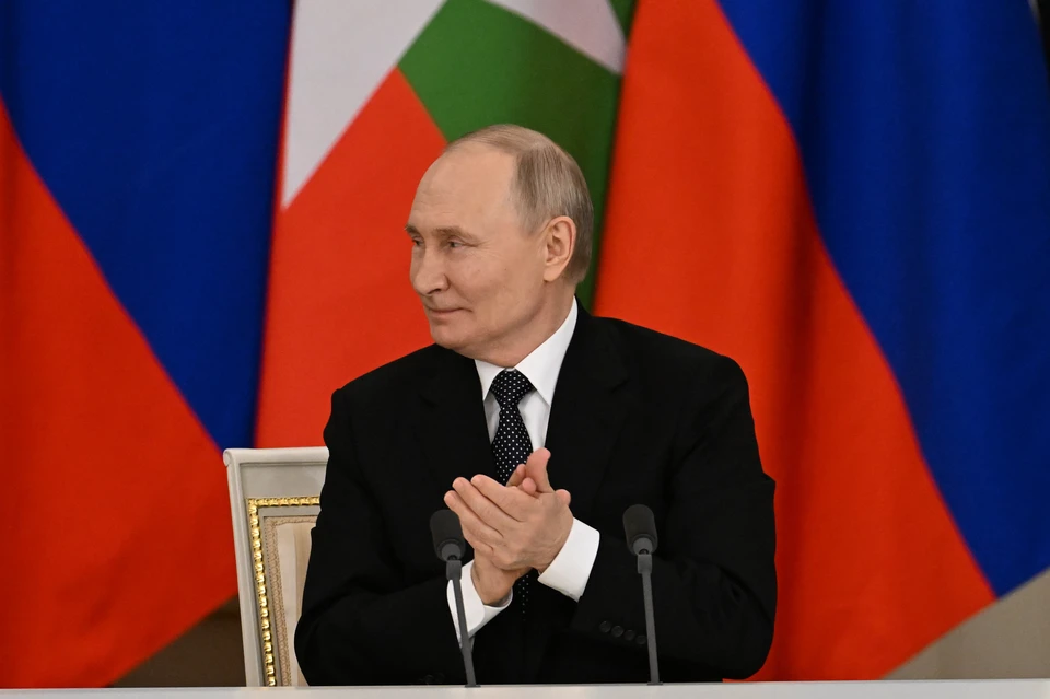 Песков заявил, что Владимир Путин продолжает регулярно играть в хоккей