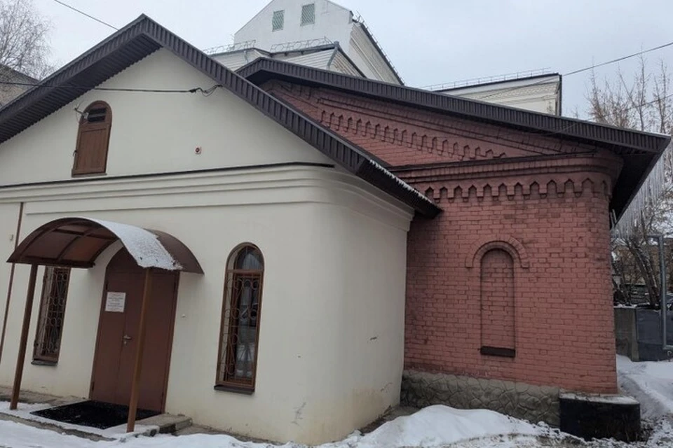 Церковь представляет собой одноэтажное кирпичное крестово-купольное здание с арочными окнами и треугольным фронтоном.
