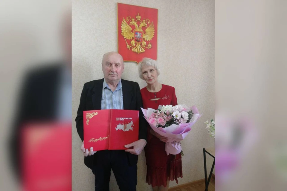 Супруги Лукьянчук из Краснотуранска отметили юбилей семейной жизни. Фото: краевой ЗАГС