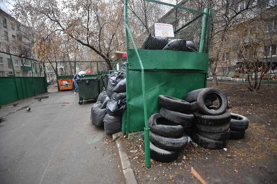 Выбрасывать покрышки на мусорные площадки для ТБО запрещено.
