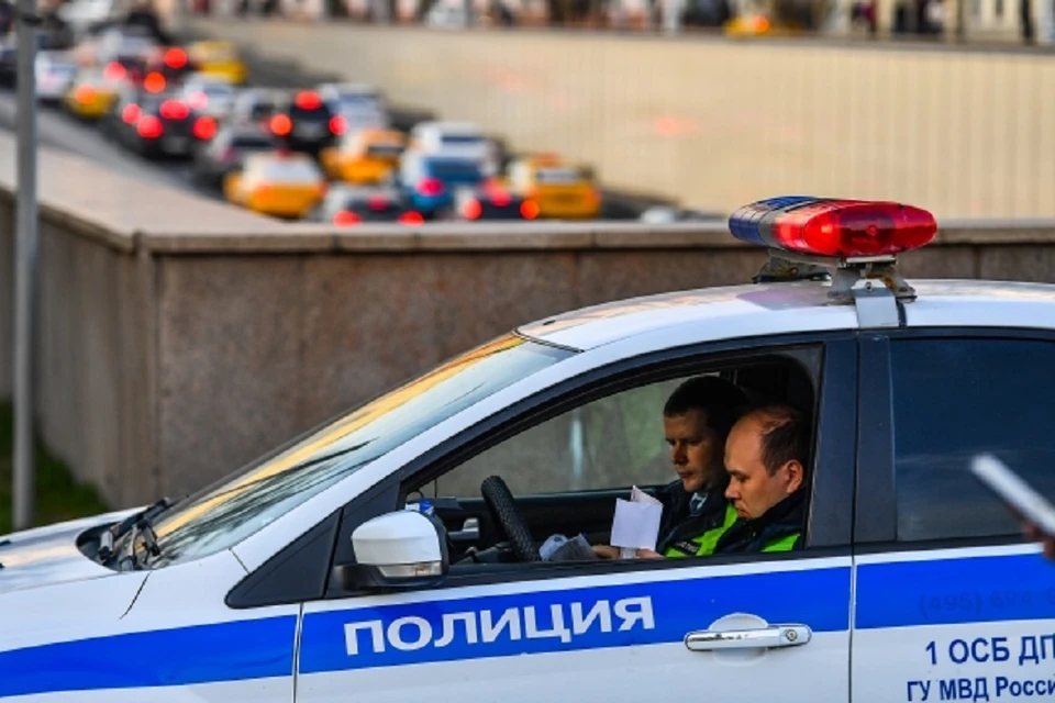 В Кузбассе дети закидали автомобиль камнями ради забавы.