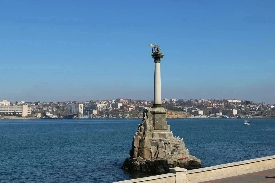 Черноморский флот России проводит тренировку в Севастополе 15 апреля