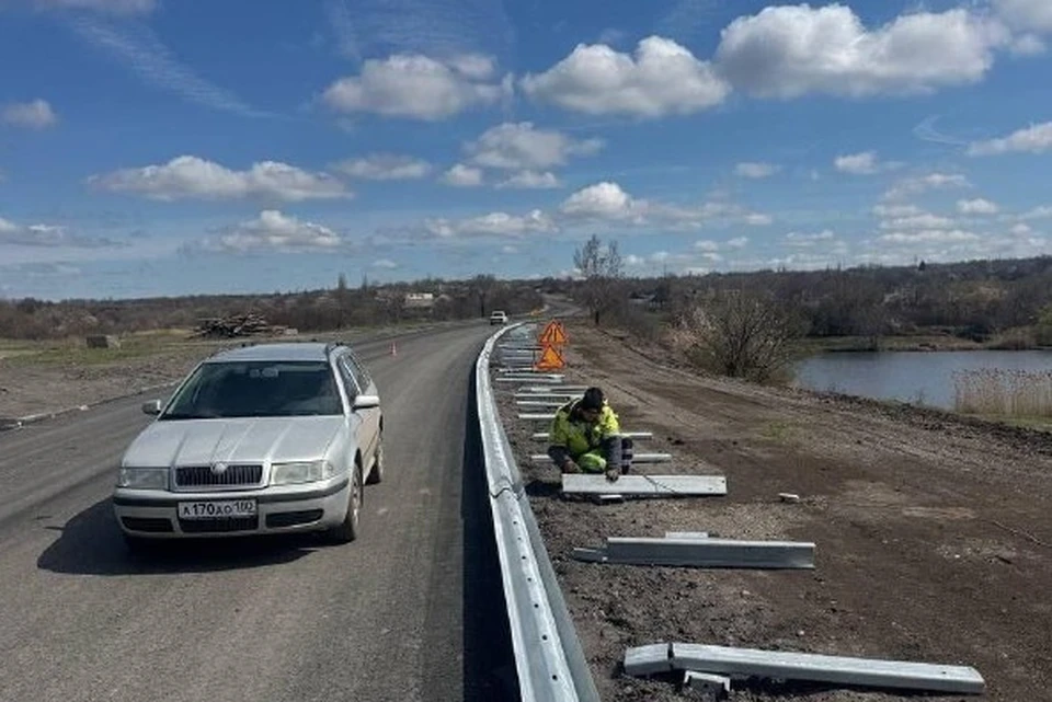 Дорожники устанавливают 150 метров металлических барьеров на ремонтируемом участке. Фото: Минтранс ДНР