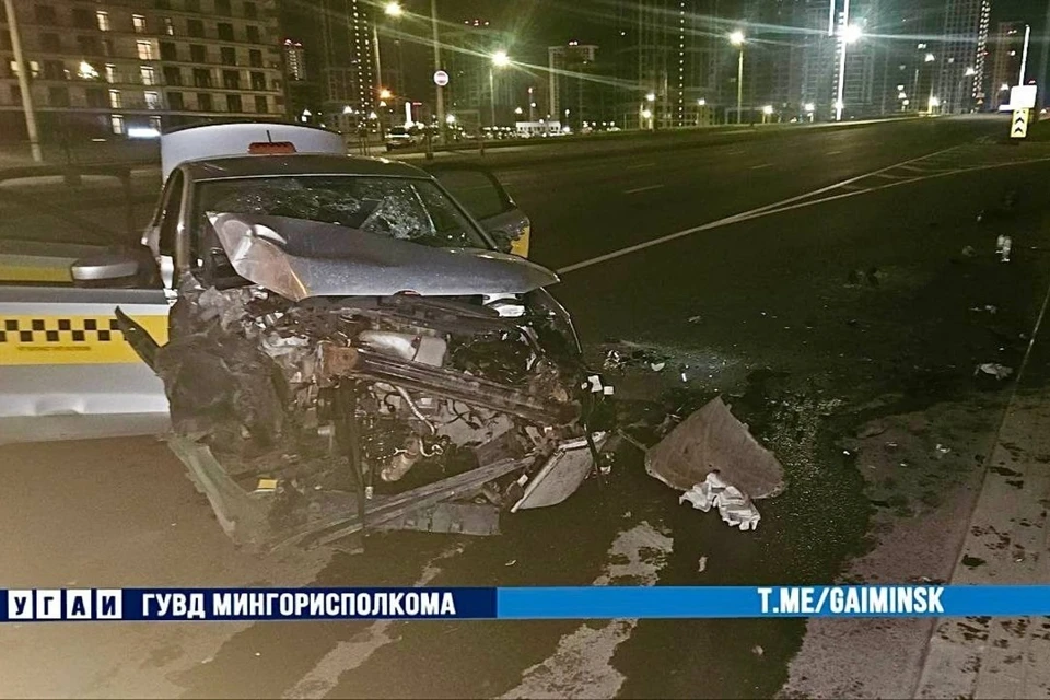 Водитель Volkswagen уснул за рулем и врезался в осветительную мачту на улице Аэродромной в Минске. Фото: телеграм-канал УГАИ ГУВД Мингорисполкома