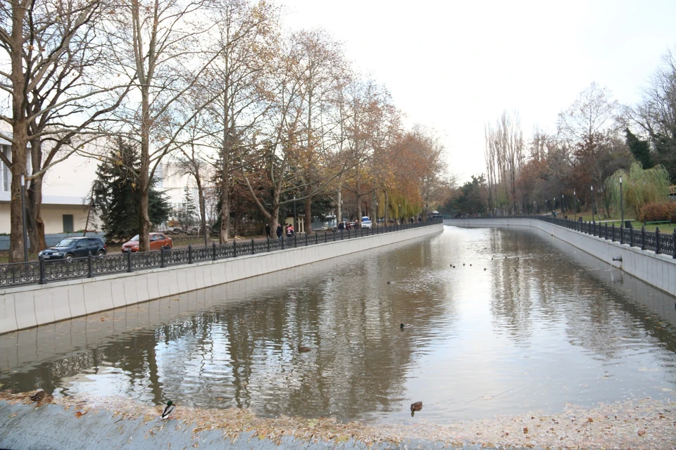 В Симферополе восстанавливают освещение на набережной Салгира