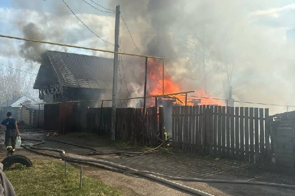 ПО словам очевидцев, полностью сгорели два дома.