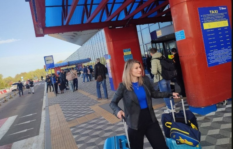 Люди вынуждены пешком тащить свой багаж к зданию аэропорта. Фото: соцсети