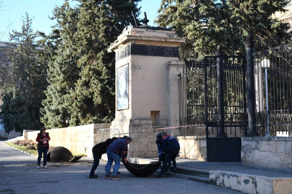 Мину нашли в нескольких метрах от того места, где ранее упал глобус.