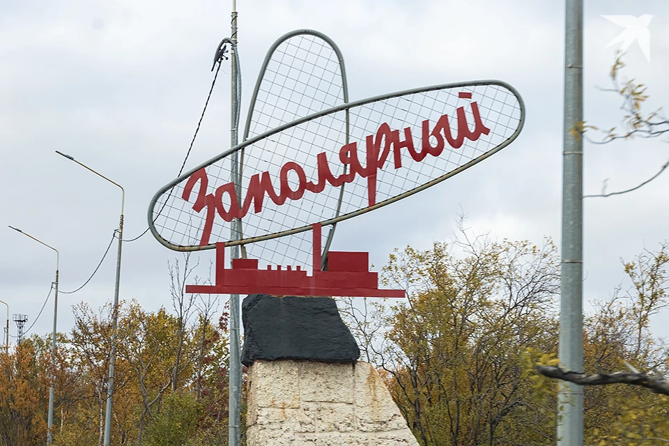 На центральной площади Заполярного днем 21 апреля загорел фудтрак.