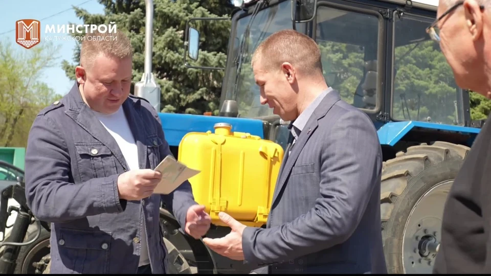 Калужская область передала подшефному Первомайску экскаватор.