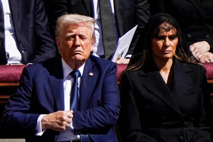 Смерть папы Римского больно ударила по Мелании Трамп: черные одежды сицилийской вдовы и скорбь на лице