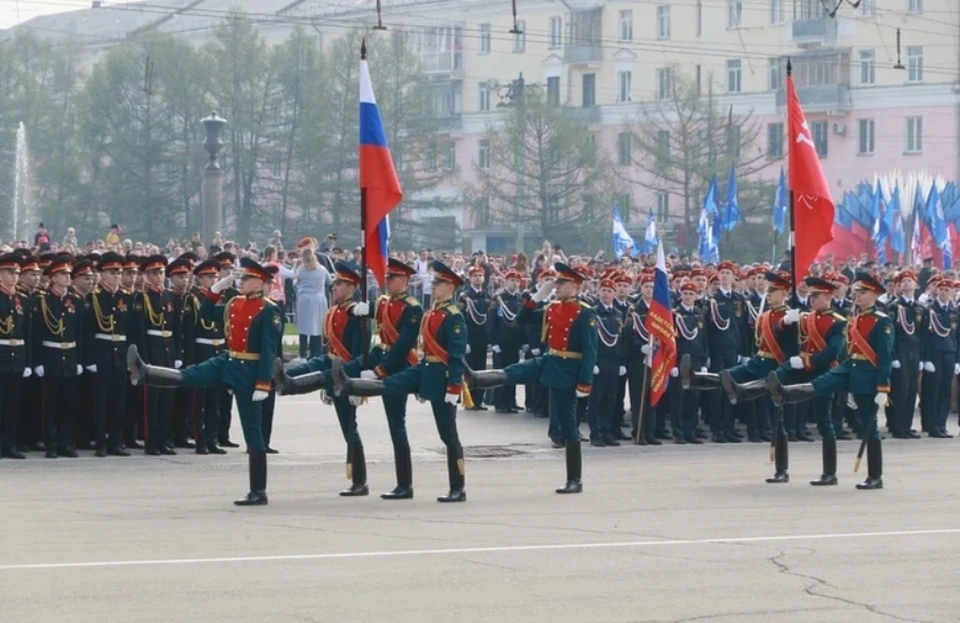 В шествии будут задействованы знамённые группы, парадные расчёты, сводный военный оркестр и линейные