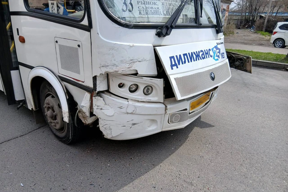 Внедорожник врезался в автобус, а затем в Nissan Cube.