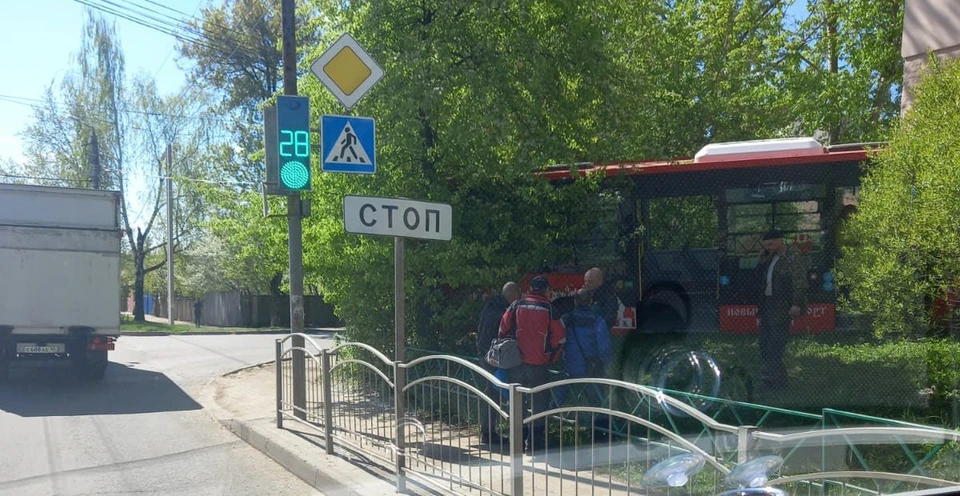 В Калуге рейсовый автобус влетел на тротуар, свидетелей ДТП просят откликнуться.