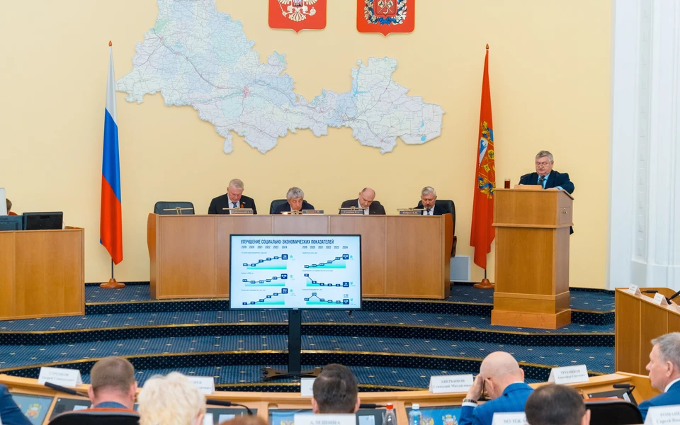 Отчет представил депутатам первый вице-губернатор – первый заместитель председателя Правительства Сергей Балыкин. Фото: Заксоб Оренбуржья