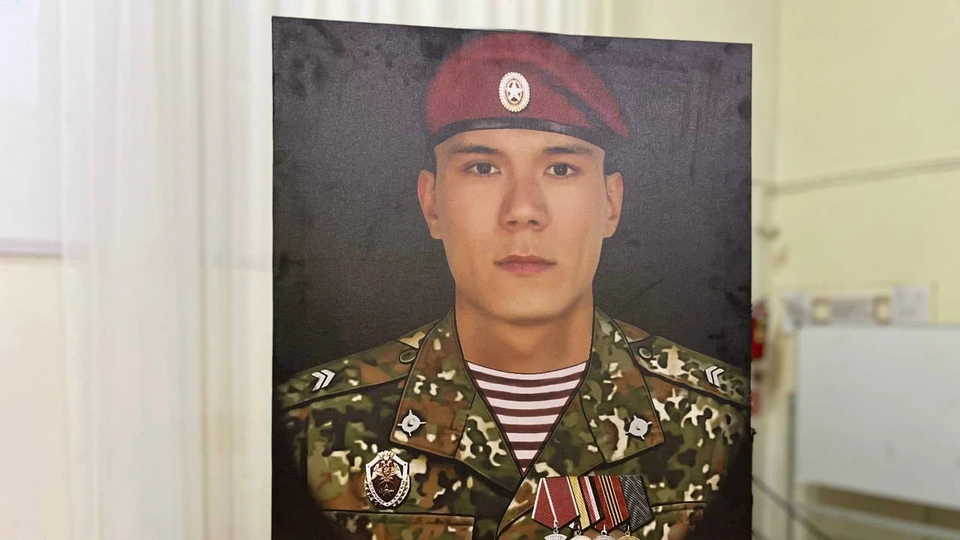 За проявленное мужество и отвагу при исполнении воинского долга он был посмертно награждён орденом Мужества