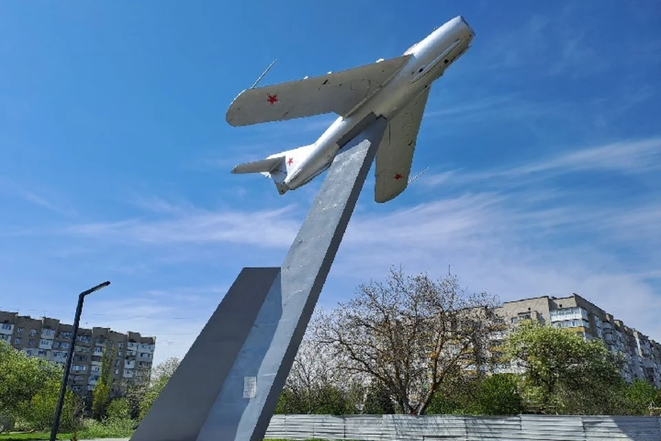 В Бердянске Запорожской области восстановили постамент памятного знака "Самолет". ФОТО: администрация Бердянска