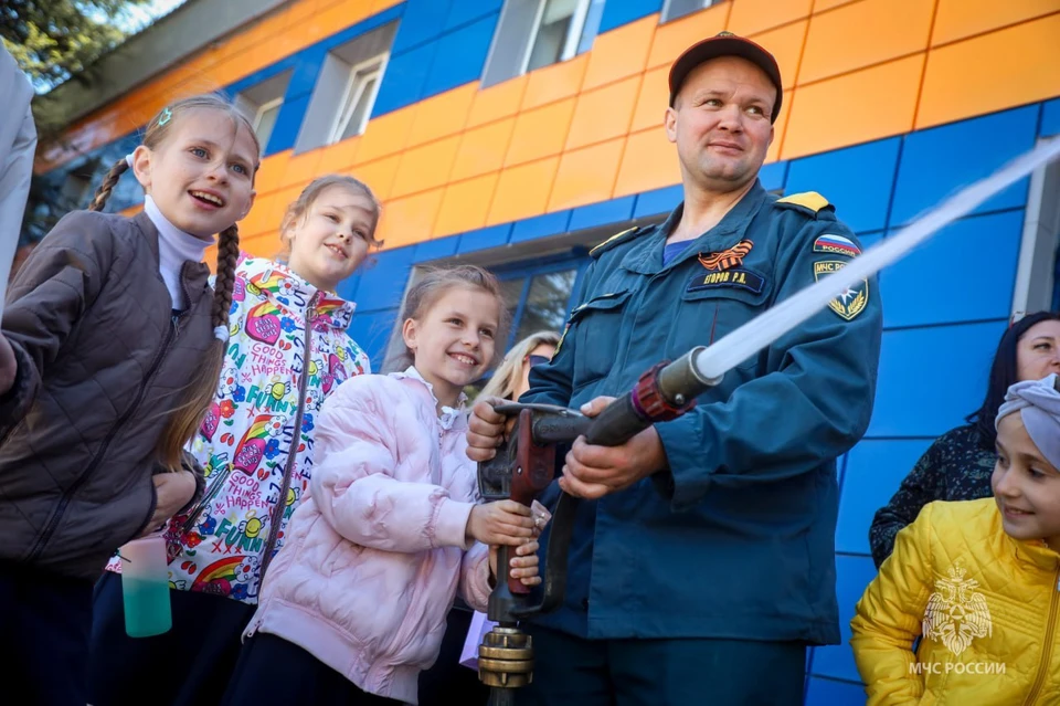 Дети подают воду на тушение условного возгорания. Фото: t.me/mchs_sevastopol