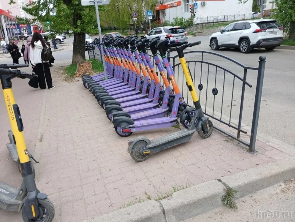 На калужских тротуарах появились фиолетовые самокаты.