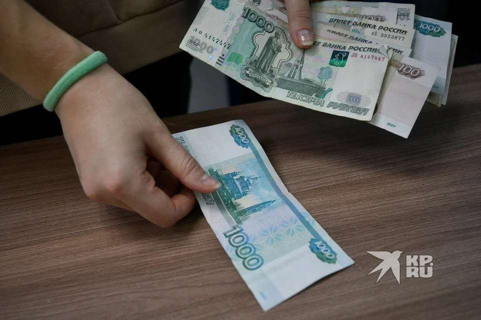 Помимо этого, ежемесячное пособие по уходу за ребёнком до полутора лет трудоустроенным родителям выплатят 7 мая