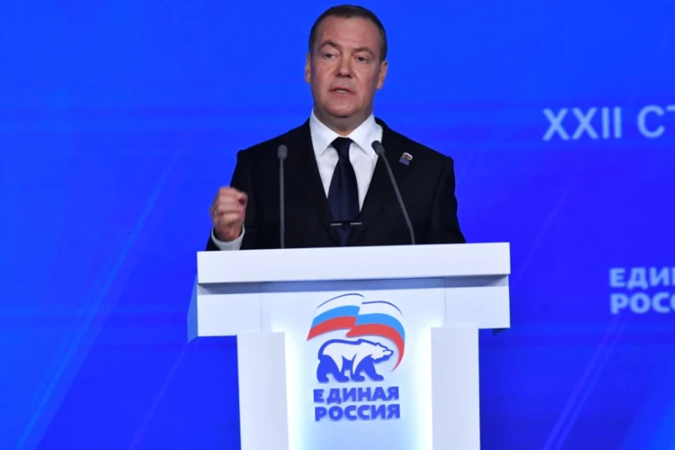 Медведев: Россия будет наблюдать за деградацией Евросоюза