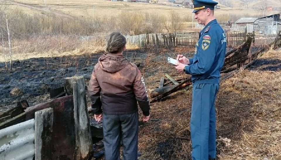 В Рыбинском районе из-за золы произошло несколько палов травы. Фото: краевое МЧС