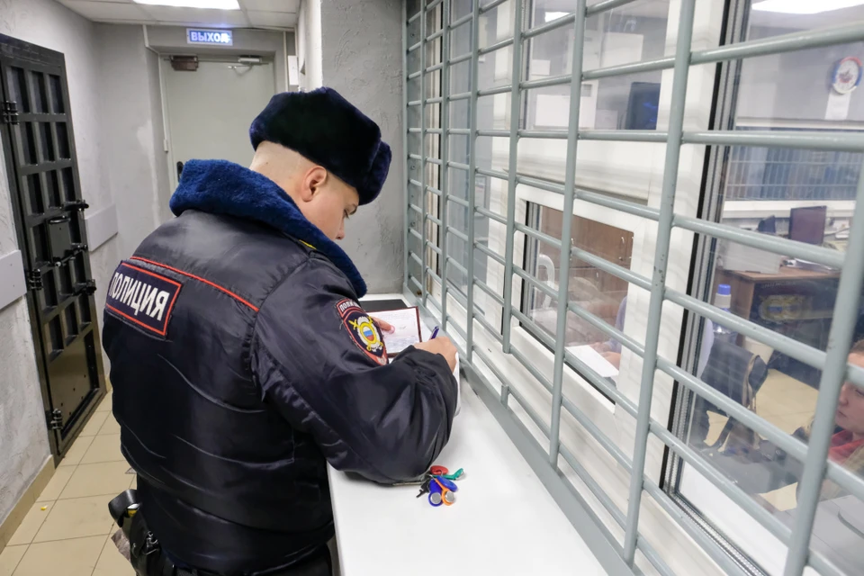 Подозреваемого доставили в отдел полиции.