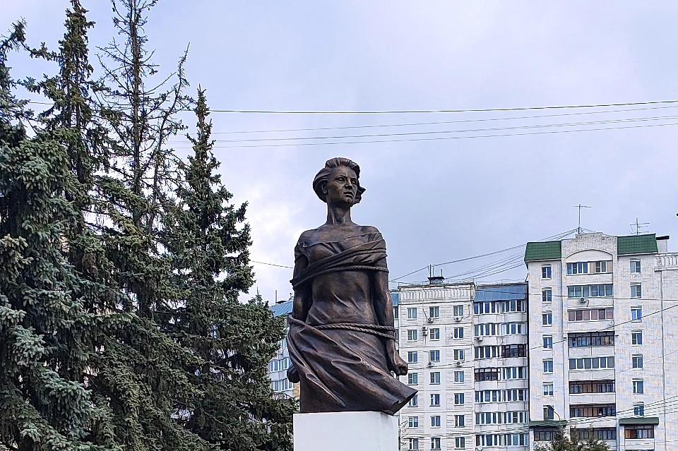 Автор памятника отталкивался от облика украденного бандеровцами монумента в Луцке.