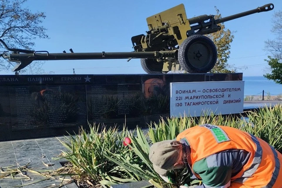 В Мариуполе благоустраивают памятники Великой Отечественной войны. Фото: АГО Мариуполь