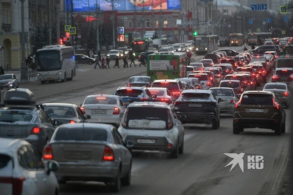 Движение затруднено на центральных улицах уральской столицы