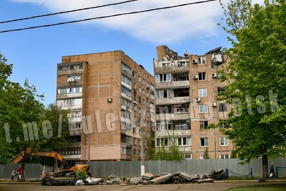 В Донецке демонтируют часть дома, поврежденного обстрелом ВСУ в 2022 году. Фото: ТГ/Кулемзин