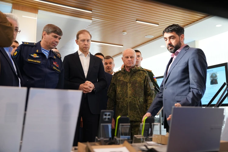 Мантурову продемонстрировали дронов-детектеров и дронов-перехватчиков