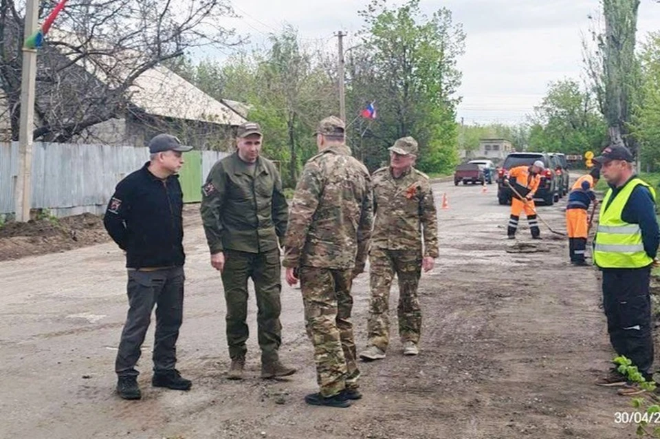 В Дебальцево ремонтируют дороги и строят спортзал при поддержке Хабаровска. Фото: Фото: t.me/demeshin27