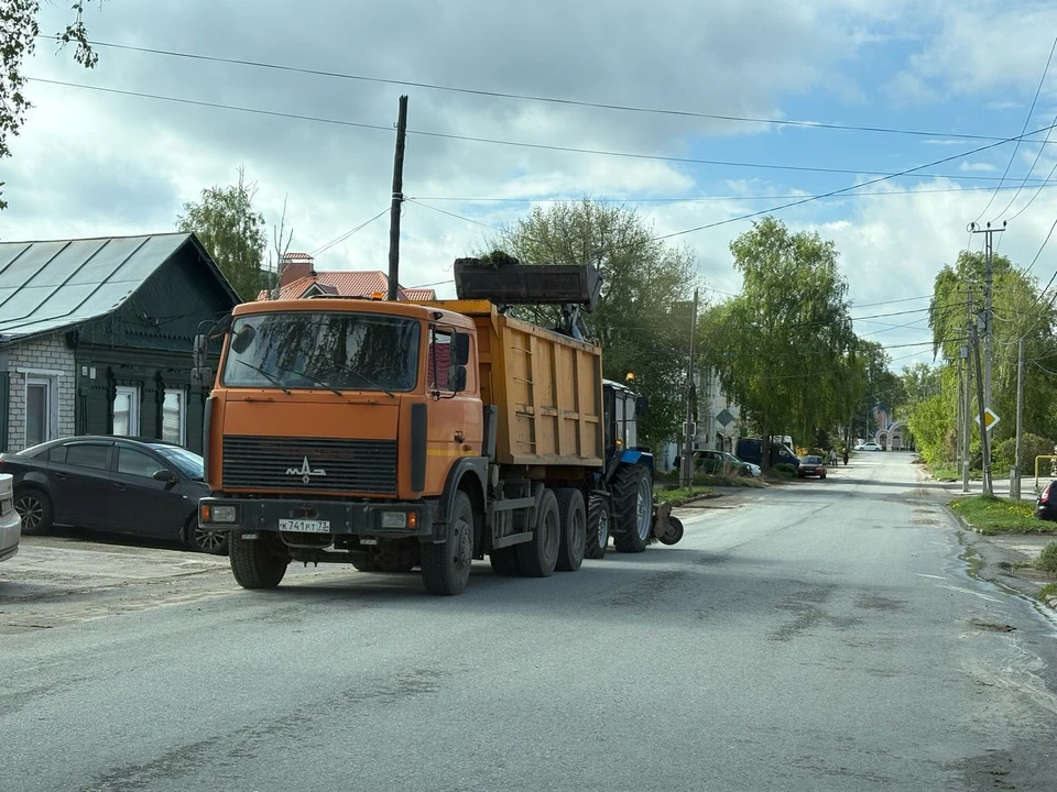Ульяновские дорожники вывезли из Ульяновска 1 мая 22 самосвала смёта | ФОТО: администрация города