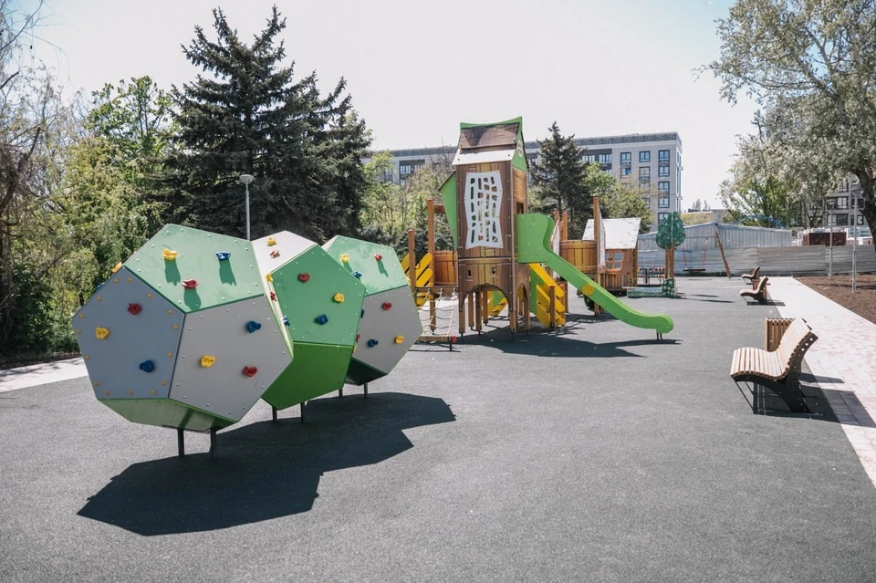 Перед входом в кинотеатр на площади 400 квадратных метров разместили детскую игровую площадку. Фото: ТГ/Моргун