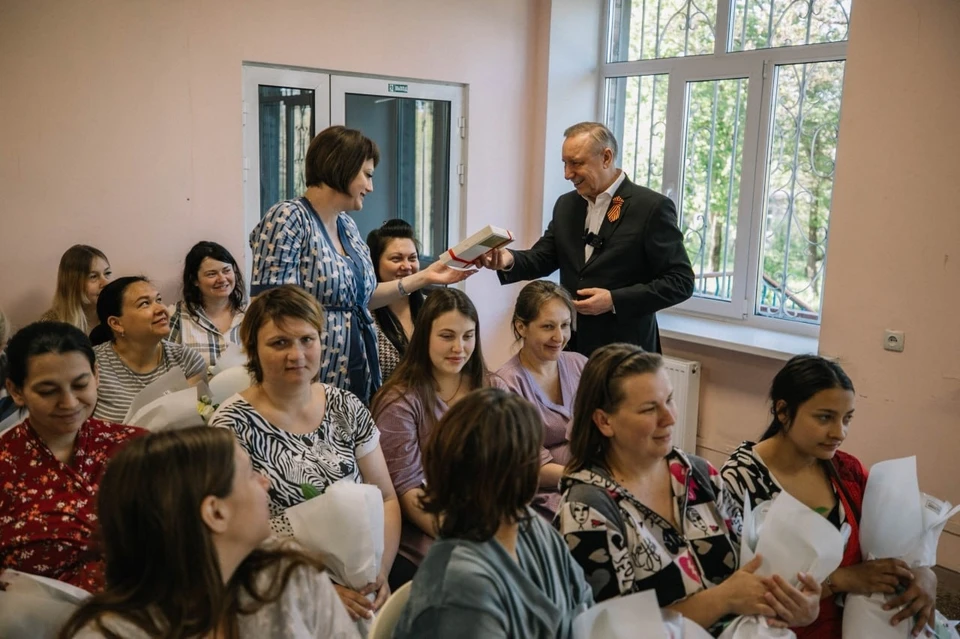Губернатор Петербурга Александр Беглов лично вручил подарки роженицам. Фото: ТГ/Моргун