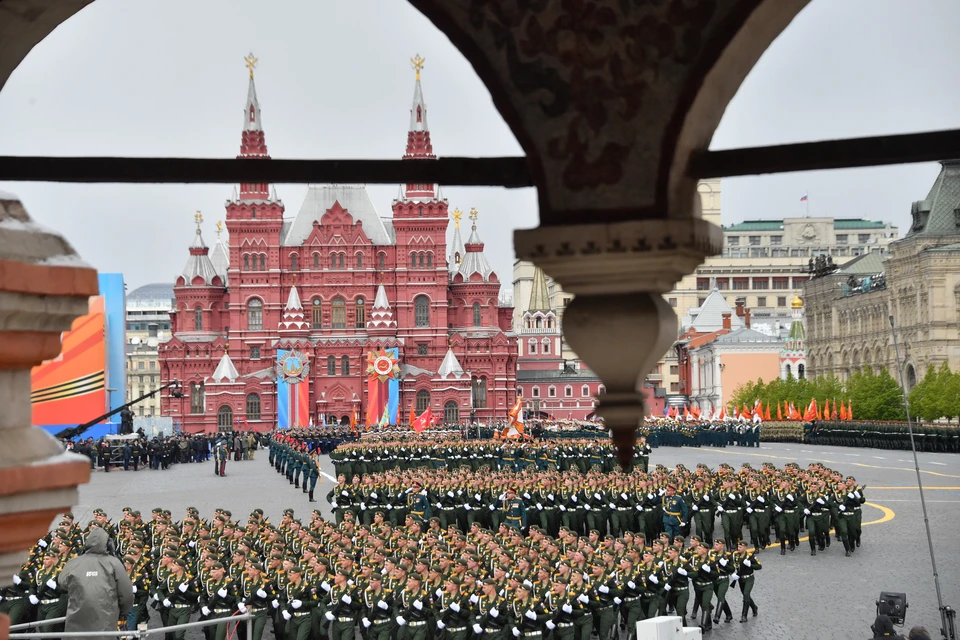 В центре Москвы группа граждан Китая ожидает репетиции парада Победы. Фото носит иллюстративный характер.