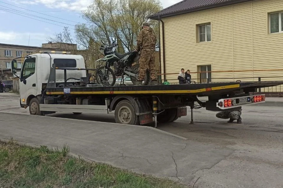 В Новосибирской области сотрудники ДПС задержали подростков на мопедах. Фото: Гоставтоинспекция Новосибирской области