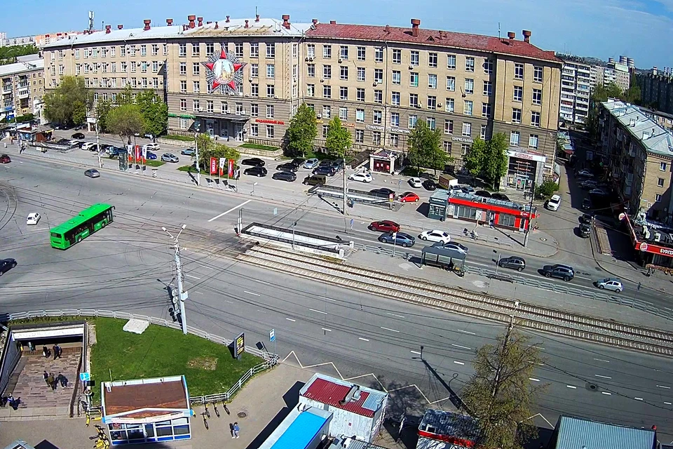 Мэр поручил убрать мусор на пересечении проспекта Победы и улицы Кирова. Фото: «Интерсвязь»
