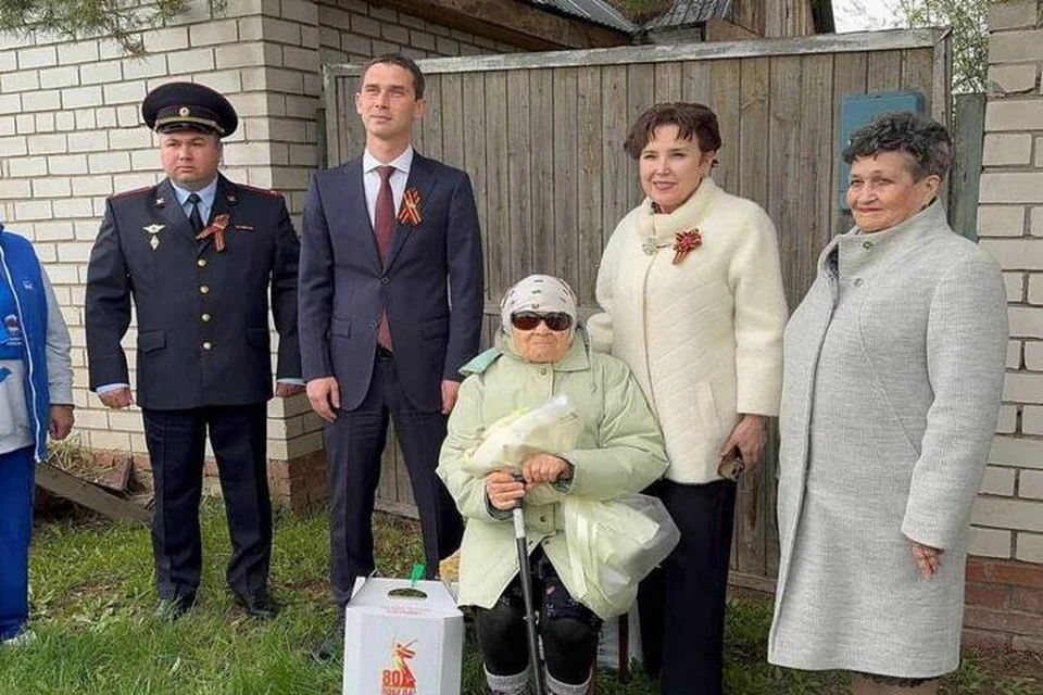 Для Антонины Кравченко организовали небольшой концерт. Фото: пресс-служба Менделеевского района