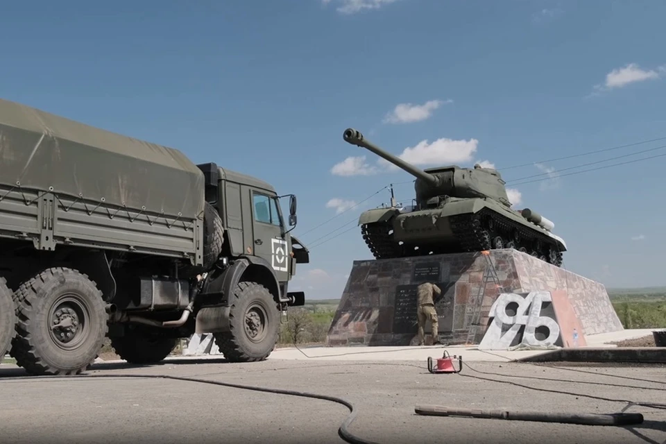 Бойцы группировки войск «Центр» восстановили памятник «ИС-2М» в ДНР. Фото: Минобороны России