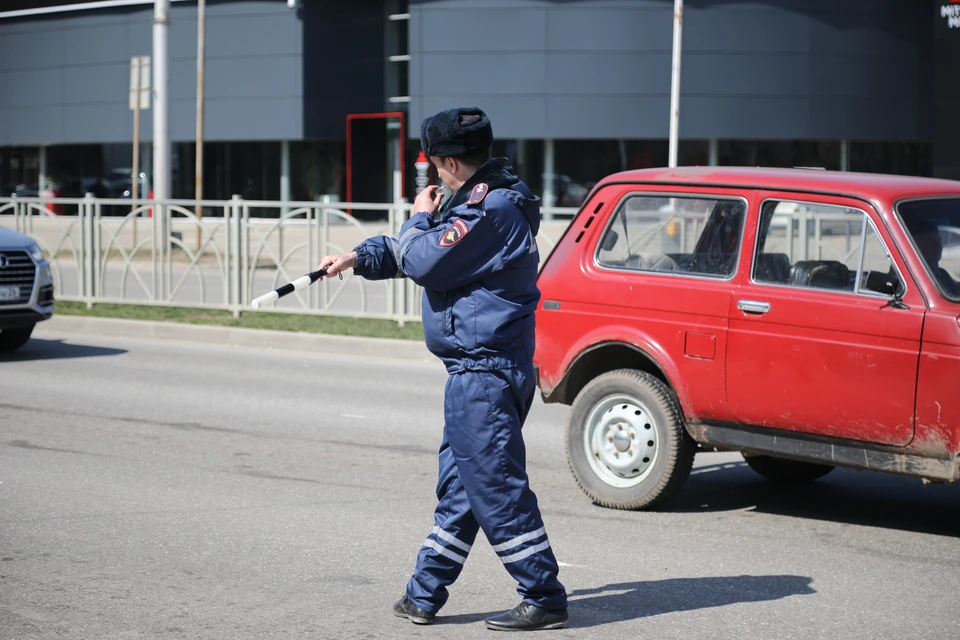 В машине, в специально оборудованном тайнике, стражи правопорядка обнаружили 2 полимерных свертка со смесью, содержащей клефедрон.