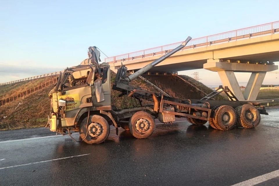 Грузовик с поднятым кузовом протаранил путепровод под Новосибирском. Фото: ТУАД