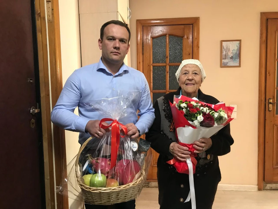 Заместитель директора по строительству ГК «Стройкомплект» Александр Башкатов поздравил ветерана Великой Отечественной войны Клавдию Ильиничну Федотову.