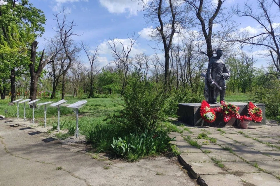 В Авдеевке восстанавливают плиту памяти героев-железнодорожников. Фото: администрация Ясиноватой
