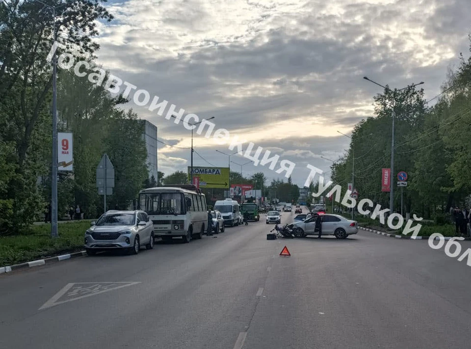 Мопед врезался в разворачивающееся авто в Новомосковске Тульской области