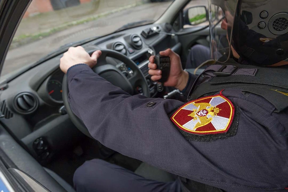 Дебошира доставили в отдел полиции.