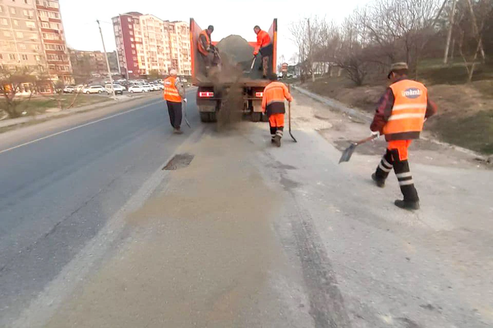 Специалисты Примавтодора приступили к ликвидации скользкости путем подсыпки скользкого участка отсевом. Фото: t.me/mintrans_pk