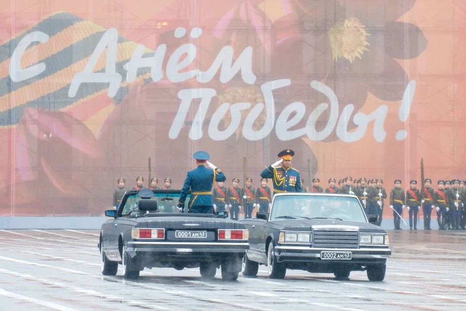Праздник традиционно начнется с парада на Дворцовой площади.