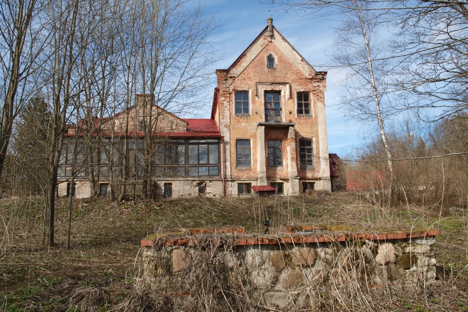Усадьбу продавали вместе с прилегающими постройками. Фото: ГИС Торги.